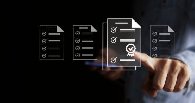 Sanal ekranda elektronik olarak akıllı nesneleri ve belgeleri kontrol etme kavramı. İşadamı elektronik belgeleri kontrol ediyor. Sınırsız iletişim teknolojisi.