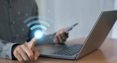 Wifi simgesi iş adamının elinde, kablosuz iletişim konsepti, iş dünyası, toplum, küresel