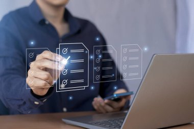 Sanal ekranlardaki elektronik belge incelemesi İşadamı elektronik belgeleri kontrol ediyor, sınırsız iletişim teknolojisi