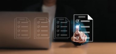 Sanal ekranda elektronik olarak akıllı nesneleri ve belgeleri kontrol etme kavramı. İşadamı elektronik belgeleri kontrol ediyor. Sınırsız iletişim teknolojisi.