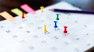 Planlama toplantıları ve randevular için takvim iğneleri