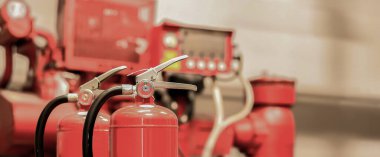 Kırmızı yangın söndürücü, acil bir yangın durumunda kullanılmak üzere hazır..