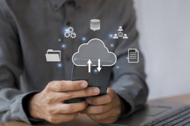 Elle bulut teknolojisi veri depolama, veri transferi, ağ ve internet servis konsepti, internet depolama ağı teknolojisinde gösterilen bulut hesaplaması