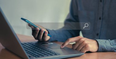 İnternet 'i arama çubuğuyla aramak akıllı telefon, internet ağı konsepti üzerinde çalışmak.