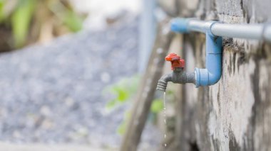 Evin dışındaki musluk su damlatıyor.