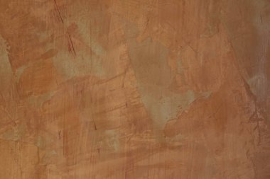 Duvar yüzeyi soyut şekil ve renklerle parlak turuncuya boyanmıştır..