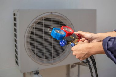 Teknisyen havalandırmayı kontrol ediyor..