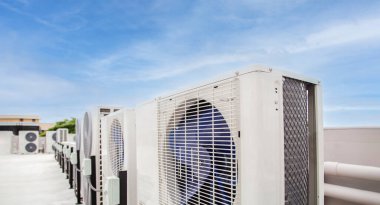 Endüstriyel binaların çatısına havalandırma (HVAC) kuruldu.