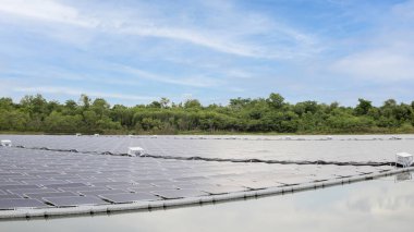 Suyun üzerinde yüzen güneş pili sistemi ve temiz gökyüzü, gelecek için temiz enerji kavramı.