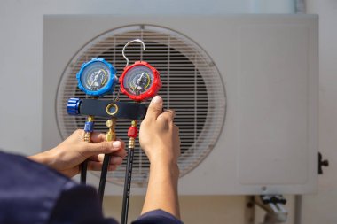 Teknisyen havalandırmayı kontrol ediyor..