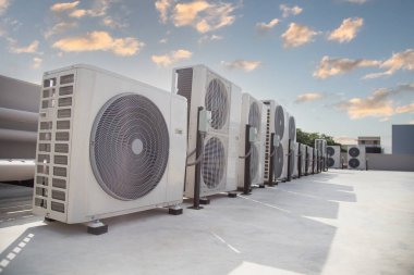Endüstriyel binaların çatısına havalandırma (HVAC) kuruldu.