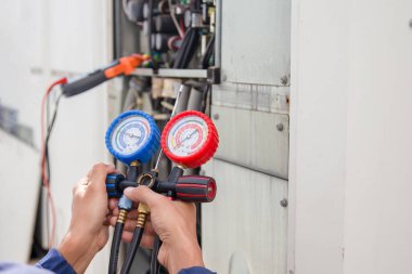 Klima teknisyeni havalandırmayı kontrol ediyor.