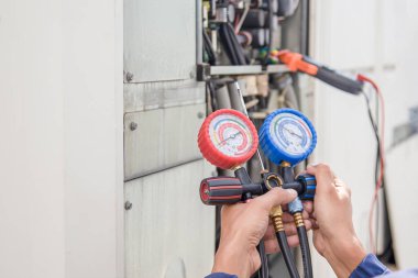 Klima teknisyeni havalandırmayı kontrol ediyor.