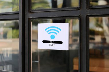 Restoranın önündeki cam kapıya ücretsiz Wi-Fi tabelası asılmış..