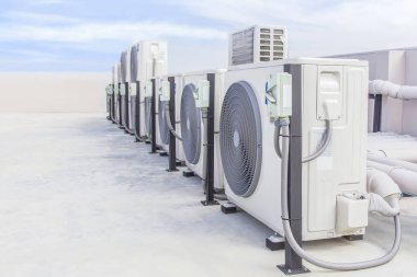 Başlık: Klima teknisyeni havalandırma sistemini kontrol ediyor