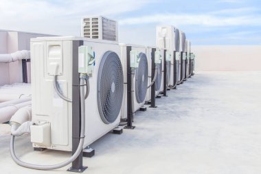 Başlık: Klima teknisyeni havalandırma sistemini kontrol ediyor