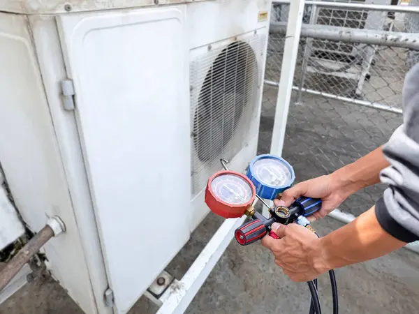 Klima teknisyeni havalandırmayı kontrol ediyor.