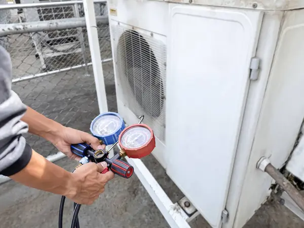 Klima teknisyeni havalandırmayı kontrol ediyor.