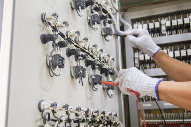 Elektrikçiler elektrik sayaçlarını güvenlik için elektrik kontrol dolabındaki elektrik sistemini kontrol etmek için kullanırlar..