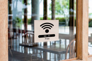 Restoranın önündeki cam kapıya ücretsiz Wi-Fi tabelası asılmış..