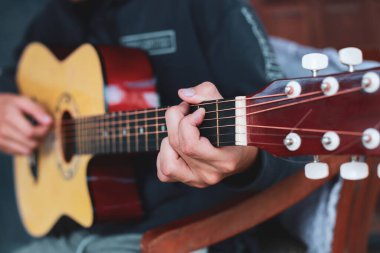 genç adam gitar çalmaya