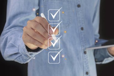 İş adamı anket performans denetim listesini kontrol etti Dijital form kontrol listesini doldurun