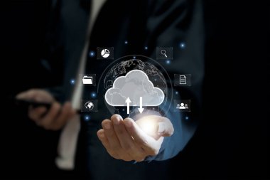 Elle bulut teknolojisi veri depolama, veri transferi, ağ ve internet servis konsepti, internet depolama ağı teknolojisinde gösterilen bulut hesaplaması