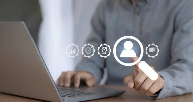 İş pazarlama konsepti, iş adamı müşteri hedef grubu için oklu dart tahtası simgesi tutuyor.