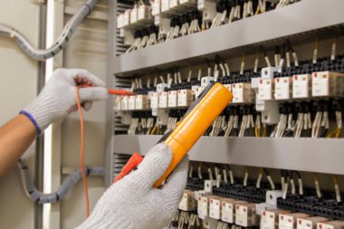 Teknisyenler elektriksel kontrol cihazlarını test etmek veya tanı koymak için çokölçer kullanırlar.