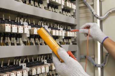 Teknisyenler elektriksel kontrol cihazlarını test etmek veya tanı koymak için çokölçer kullanırlar.