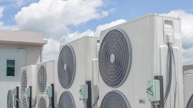 Endüstriyel binaların çatısına havalandırma (HVAC) kuruldu.