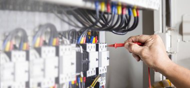 Teknisyenler elektriksel kontrol cihazlarını test etmek veya tanı koymak için çokölçer kullanırlar.