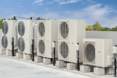 Dışarıdaki havalandırma ünitesi kompresörü binanın dışına kuruluyor..