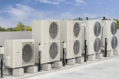 Dışarıdaki havalandırma ünitesi kompresörü binanın dışına kuruluyor..