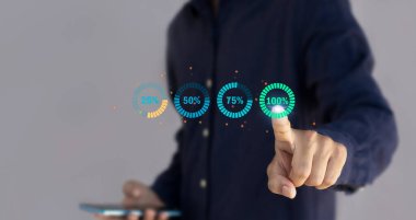 Renkli pil şarj göstergesi telefonun şarj yüzdesini gösterir.
