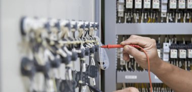 Elektrik mühendisleri elektrik tesisatlarını ve elektrik kontrol dolaplarındaki akım akışını kontrol etmek için çoklu metre kullanırlar..