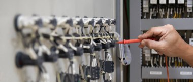 Elektrik mühendisleri elektrik tesisatlarını ve elektrik kontrol dolaplarındaki akım akışını kontrol etmek için çoklu metre kullanırlar..