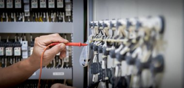 Elektrik mühendisleri elektrik tesisatlarını ve elektrik kontrol dolaplarındaki akım akışını kontrol etmek için çoklu metre kullanırlar..