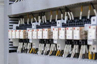 Elektrik mühendisleri elektrik tesisatlarını ve elektrik kontrol dolaplarındaki akım akışını kontrol etmek için çoklu metre kullanırlar..