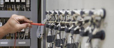 Elektrik mühendisleri elektrik tesisatlarını ve elektrik kontrol dolaplarındaki akım akışını kontrol etmek için çoklu metre kullanırlar..