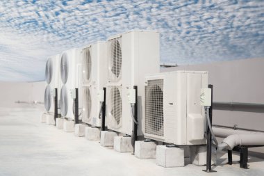 Dışarıdaki havalandırma ünitesi kompresörü binanın dışına kuruluyor..