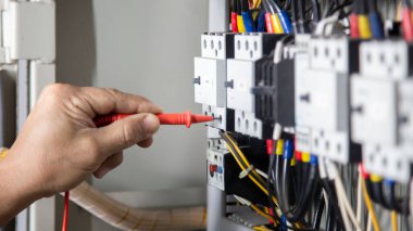 Elektrik mühendisleri elektrik tesisatlarını ve elektrik kontrol dolaplarındaki akım akışını kontrol etmek için çoklu metre kullanırlar..