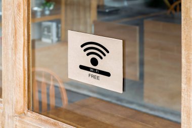 Restoranın önündeki cam kapıya ücretsiz Wi-Fi tabelası asılmış..