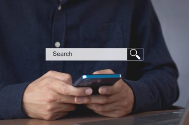 İnternet 'i arama çubuğuyla aramak akıllı telefon, internet ağı konsepti üzerinde çalışmak.