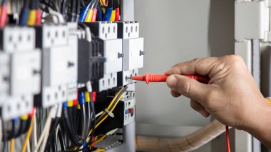 Elektrik mühendisleri elektrik tesisatlarını ve elektrik kontrol dolaplarındaki akım akışını kontrol etmek için çoklu metre kullanırlar..