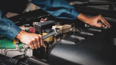 Araba tamircisi araba motoru, araba bakım konsepti üzerinde çalışıyor..