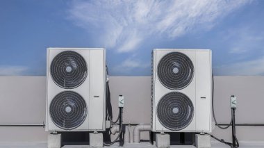 Dışarıdaki havalandırma ünitesi kompresörü binanın dışına kuruluyor..