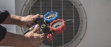 Teknisyen havalandırmayı kontrol ediyor..