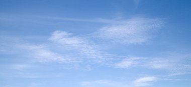 Başlık: Mavi gökyüzü ve beyaz bulutlar arkaplan