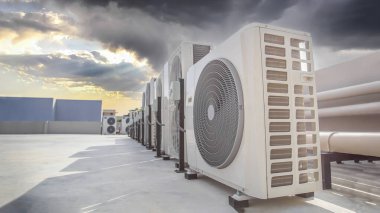 Dışarıdaki havalandırma ünitesi kompresörü binanın dışına kuruluyor..